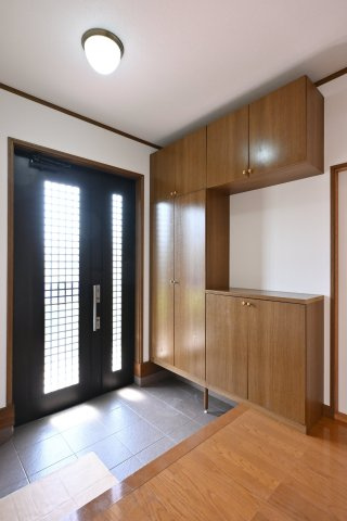 【玄関】 | 太田市由良町　中古住宅 | 天井までの高さがあるたっぷり玄関収納。可動棚で調整可能ですので、背の高いブーツもすっぽり収まります。