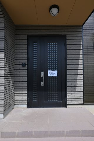 【玄関】 | 太田市由良町　中古住宅 | 屋根付きの玄関は雨の日のぬれずに出入りすることができます！
ダブルロックドアで防犯性も◎