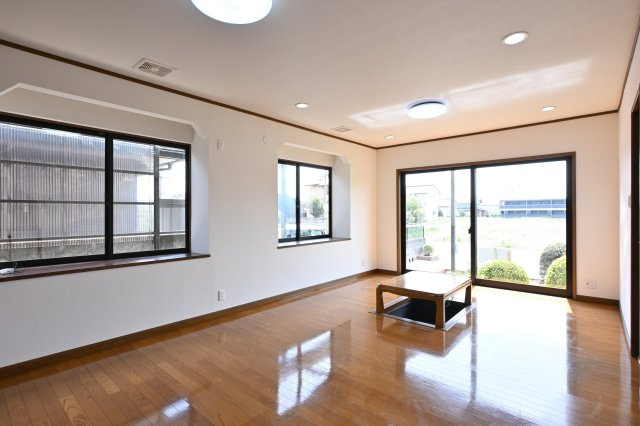 【居間・リビング】 | 太田市由良町　中古住宅 | 広々としていて明るい日差しもたくさん入ってきます。家具を置いてもゆとりある空間となっております♪