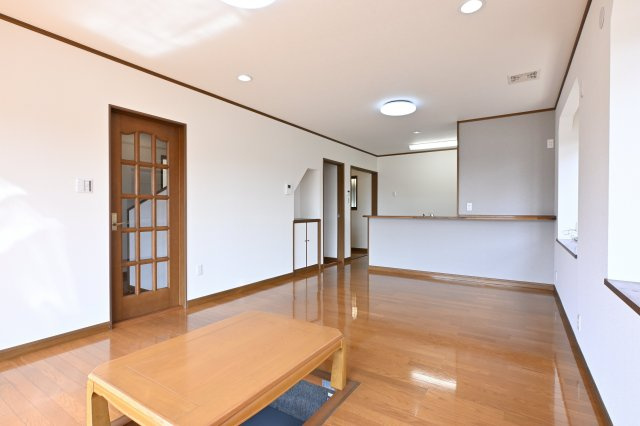 【居間・リビング】 | 太田市由良町　中古住宅 | 温かみのある木目のフローリングが印象的なリビング。
家族団らんの時間をゆったりとお楽しみください♪