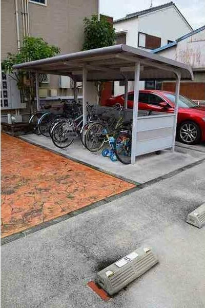 リベルテ道徳の駐車場