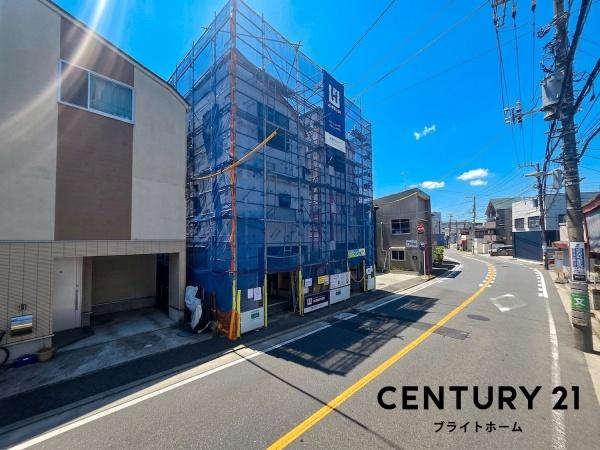 横浜市戸塚区舞岡町の新築一戸建の前面道路含む現地写真|前面道路が広いので、安心して駐車可能です！
