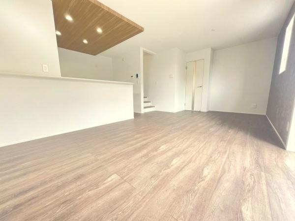 横浜市青葉区藤が丘２丁目の新築一戸建の居間・リビング|家族が自然と集まるリビングは
落ち着きのある空間です♪