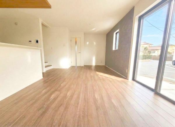 横浜市青葉区藤が丘２丁目の新築一戸建の居間・リビング|窓からは明るい光が差し込みます！
電気をつけなくても明るいです。