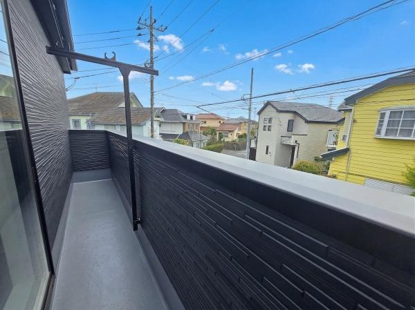 横浜市青葉区藤が丘２丁目の新築一戸建のバルコニー|陽当り良好のワイドバルコニー！
風通しもよく気持ちいいです