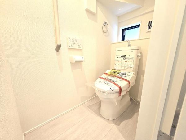 横浜市青葉区藤が丘２丁目の新築一戸建のトイレ|清潔感のある内装のすっきりとしたデザインのトイレです。
水周りが綺麗だと安心ですね。
