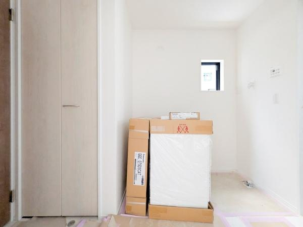 横浜市磯子区洋光台３丁目の新築一戸建の独立洗面台|こちらの洗面所には豊富な収納！
気遣いのある設計♪