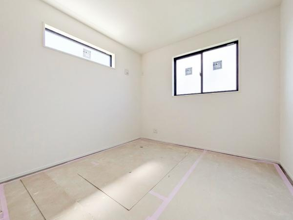 横浜市磯子区洋光台３丁目の新築一戸建の洋室|二面採光の明るく、落ち着きのある洋室！
休日はこちらでおくつろぎ下さい♪
