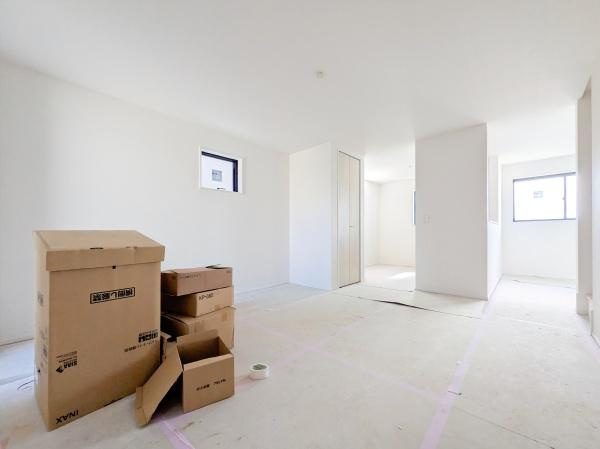 横浜市磯子区洋光台３丁目の新築一戸建の居間・リビング|家族が自然と集まるリビングは
落ち着きのある空間です♪