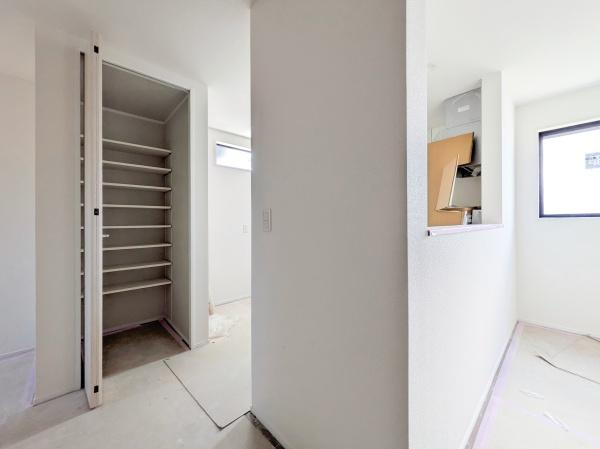 横浜市磯子区洋光台３丁目の新築一戸建のキッチン|パントリー付き！
パントリーがあるとキッチン周りをきれいに保てますね！