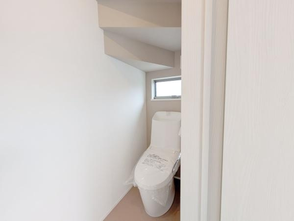 【トイレ】 | 窓があるので、換気しやすく匂いもこもりません♪暗くなりがちなトイレも明るいですよ♪