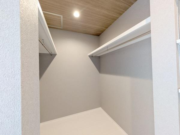 【収納】 | お洋服を大切にされる方に大変喜ばれる、憧れのウォークインクローゼット。
お洋服以外にも掃除機やスーツケースなどを一箇所に集約できるのは魅力ですね！
扉が一箇所ですので、お部屋の見た目にもスッキリ！