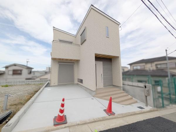 【駐車場】 | お車の出し入れが苦手なママや小さなお子様にも安心ですね。しっかり舗装もされているので、ベビーカーや自転車で通っても快適に通行できます。
