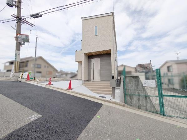 【前面道路含む現地写真】 | 全面道路：幅員約5.4ｍ！前面道路は交通量も少なく、安心してお住まい頂けます!