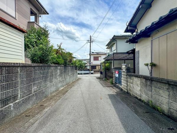 岩出市相谷　中古戸建の前面道路含む現地写真