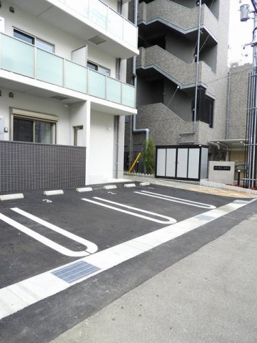 サン　ウォーム　ニチダンの駐車場