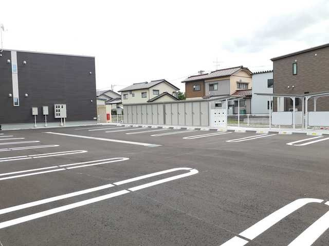プラウド　内免Ⅰの駐車場|車をお持ちの方に嬉しい駐車場付きの物件です
