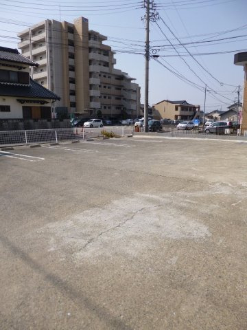 二重堀林先　倉庫付事務所の駐車場