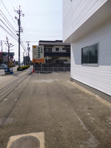二重堀林先　倉庫付事務所の駐車場