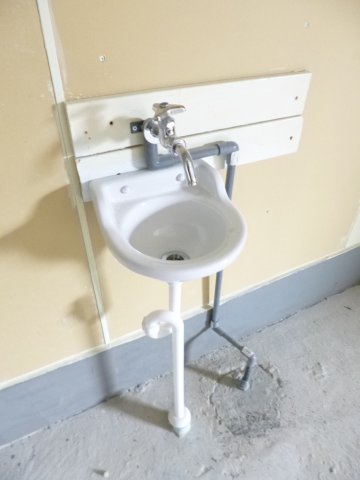 二重堀林先　倉庫付事務所の洗面所