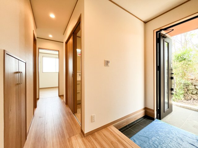 本郷町3丁目の玄関|収納もある玄関です