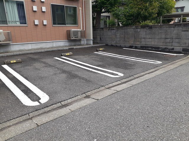 バ－ミィ・ウィングの駐車場