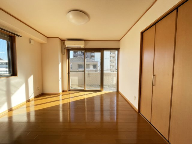 ロイヤル新本町の居間・リビング