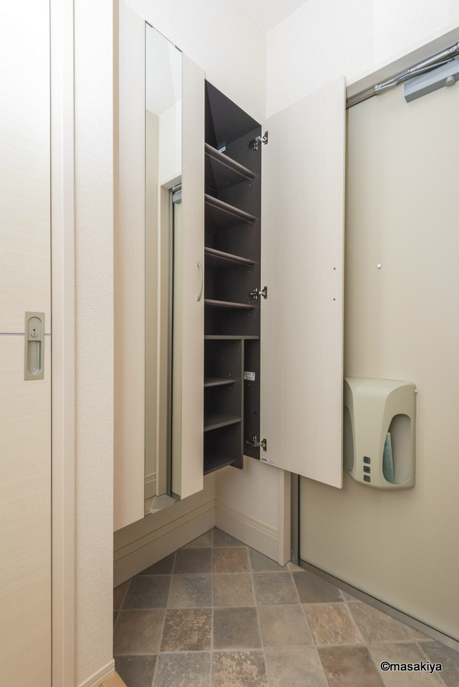 カーサ上松のエントランス|下駄箱