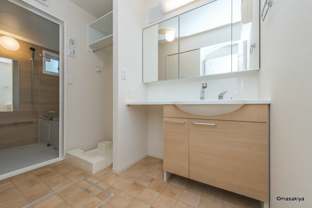 カーサ上松の洗面所|洗面・脱衣　シャンプードレッサー付き。