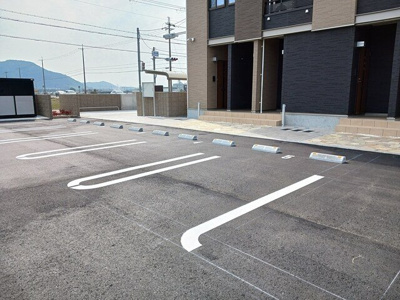 【駐車場】 | ロジュマンⅢ | 駐車場に車を止められます