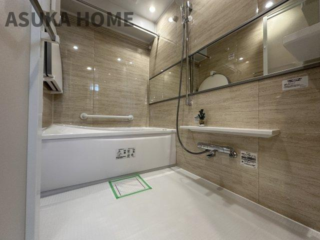 モンテベルデ横浜の独立洗面台|オープン棚の設置された洗面室は使い勝手がよさそうです。