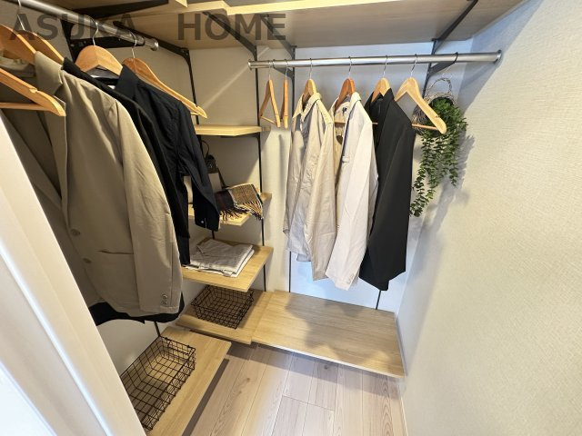 モンテベルデ横浜の収納|足元にも稼働棚設置のウォークインクローゼットです。かばんや小物も一緒に収納しやすいので毎日の支度に◎