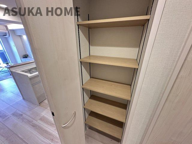 モンテベルデ横浜の収納|廊下収納は稼働棚なのでストック品の収納の他にも掃除機の収納など色々な使い方◎