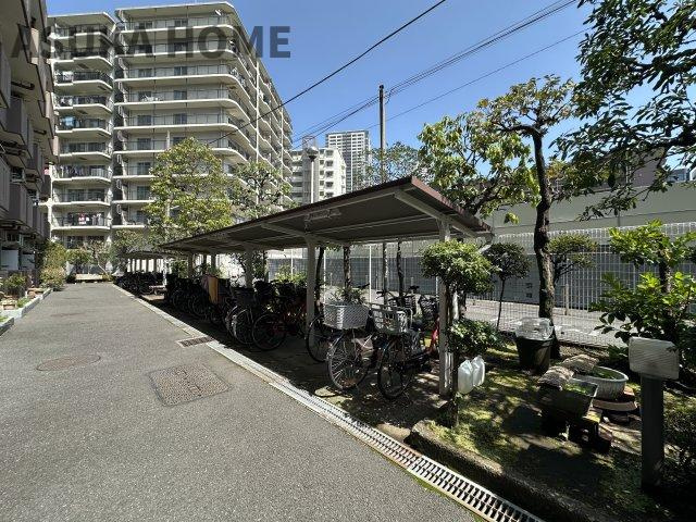 モンテベルデ横浜の駐輪場|大切な自転車を雨から守ってくれる屋根付きの駐輪スペースです。
