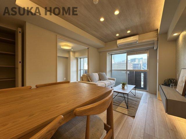 モンテベルデ横浜の居間・リビング|関節照明やダウンライトが優雅なナイトタイムを演出します。