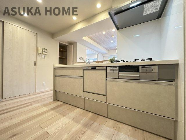 モンテベルデ横浜の居間・リビング|照明付き飾り棚が設置されており、お好みに演出して楽しく暮らせそうなLDKですね。