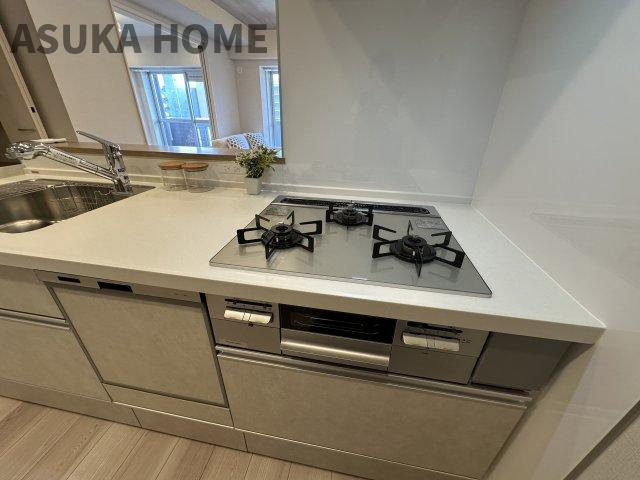 モンテベルデ横浜のキッチン|キッチンからリビングが見渡せる対面式のシステムキッチンになります。