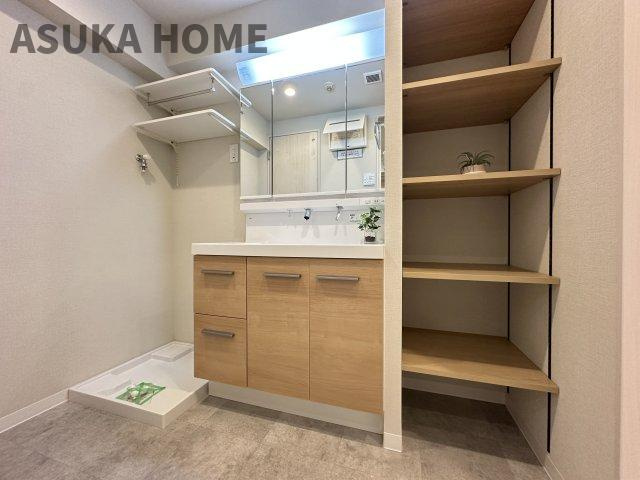 モンテベルデ横浜の独立洗面台|壁付け水栓の洗面化粧台です。水栓の根本に水たまりができないのでお掃除のしやすさが魅力。