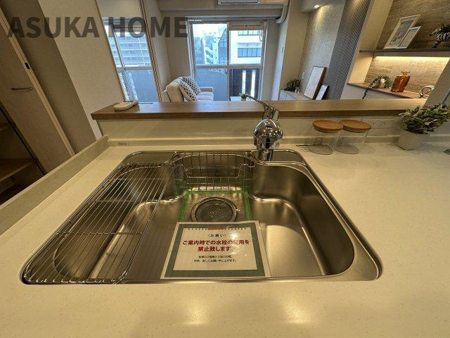 モンテベルデ横浜の洋室|ウオークインクローゼットの様子になります。