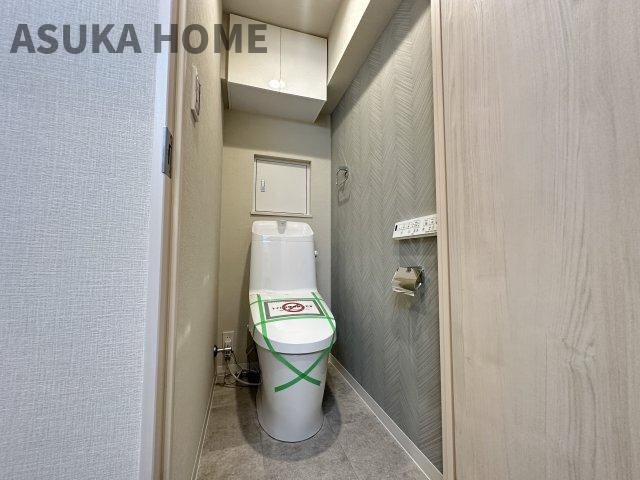 モンテベルデ横浜のトイレ|新規交換済♪温水洗浄便座のトイレ設備です。トイレ上部にはあると便利な吊戸棚を設置！