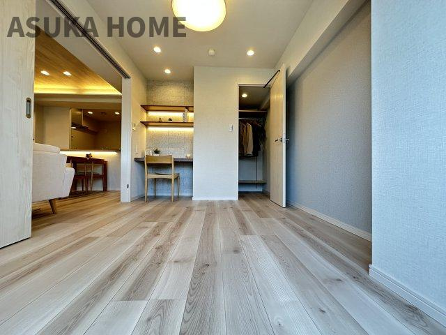 モンテベルデ横浜の洋室|バルコニーに面した居心地の良いお部屋です。機能的な収納付きで主寝室にも◎