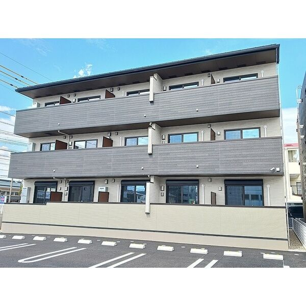 ヒカルサ　小牧田県ウエストの駐車場