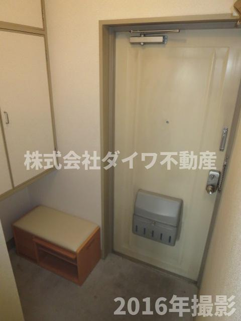 ステープル六供の玄関
