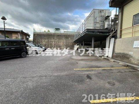 ステープル六供の駐車場