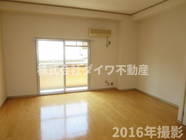 ステープル六供の居間・リビング