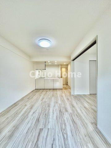 ハイラーク船堀の居間・リビング|【居間・リビング】「ＬＤＫは家族団らんをデザイン」広いＬＤＫでは家族が集まり一緒の時間を過ごせる工夫がされております。何気ない一日の当たり前のひとコマがいつか一生の宝物になります
