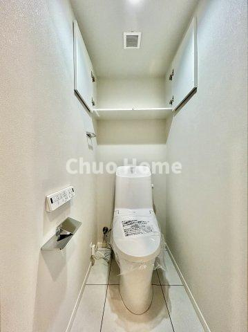 ハイラーク船堀のトイレ|【トイレ】 収納スペースをしっかりと確保した温水洗浄便座機能付きトイレ。温水洗浄便座は清潔にお使いいただくための大切なアイテムです。