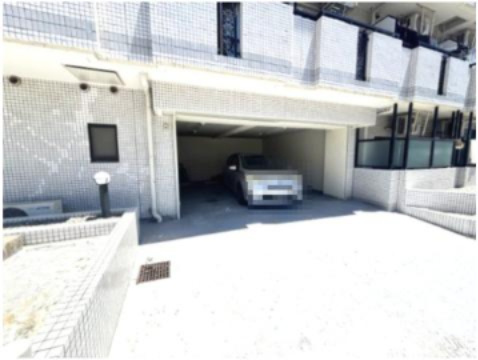 アルテハイム灘の駐車場
