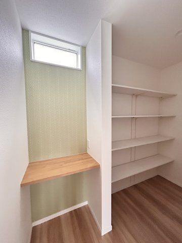 【ワイウッドコート】小山市城北 第5期の収納|〇4号棟・パントリー〇
キッチン奥に設けられたパントリーは、食品や日用品をすっきり収納できる頼れる存在♪
見せない収納で生活感を抑え、空間を美しく保ちます。
※2026年4月撮影