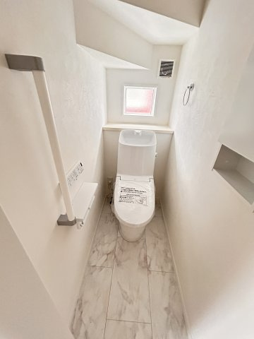 【ワイウッドコート】小山市城北 第5期のトイレ|〇4号棟〇
寒い日も快適に。温水洗浄付きトイレで、毎日気持ちよく使えるうれしい設備です。
※2026年4月撮影
